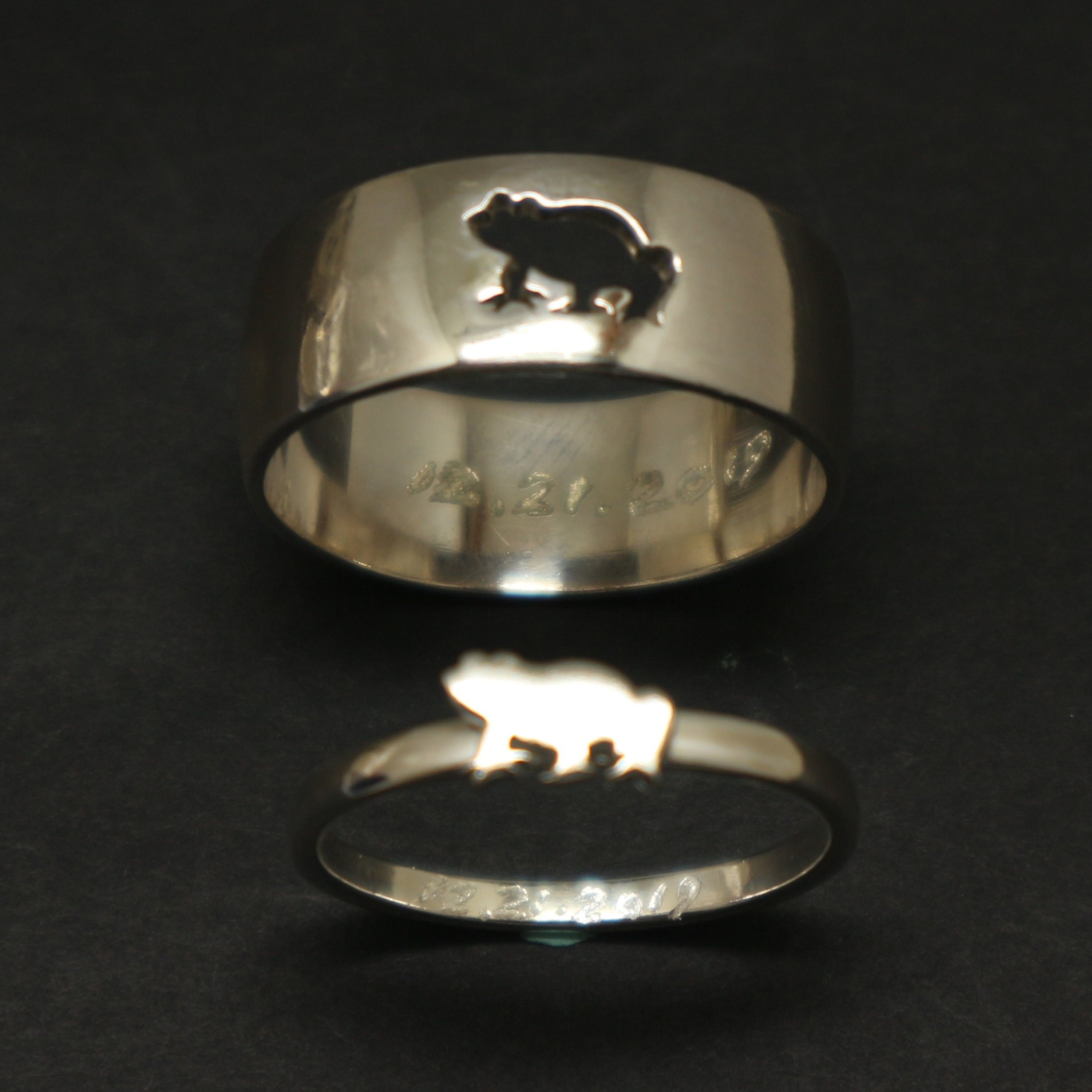 Matching frog rings deals