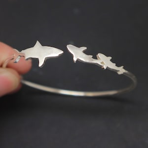 Bransoletka z rekinem i dzieckiem w kolorze srebrnym - Shark Jewelry, prezent na Dzień Matki, dla mamy, córki, babci, teściowej, siostry, element wielkanocnego koszyka
