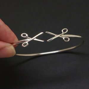 Pulsera de plata con tijeras para lesbianas: regalo de graduación para peluqueros y estilistas.