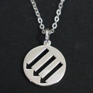 Collar con colgante de tres flechas en plata de ley
