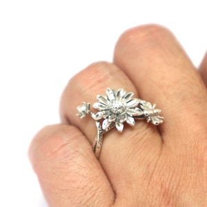 Silver Sunflower and Bee Ring - Floral Ring, Sunflower Jewelry, Sun Flower Jewelry, Bee Jewelry, Honey Bee, Flower Ring, Nature Lovers Gift
