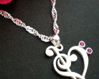 Colar de notas musicais de prata: pingente de clave de sol e clave de fá, pedras de nascimento personalizadas em zircônia cúbica vermelha