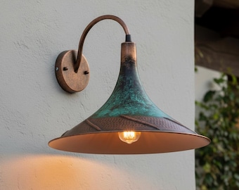Aplique de pared con pátina verde, lámpara de pared marroquí de latón, luz de pared enchufable, iluminación rústica industrial, lámpara de tocador para mesita de noche, decoración de estilo granja.