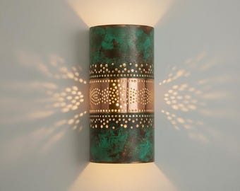 Aplique de pared de cobre con pátina verde, lámpara de estilo bohemio marroquí martillada a mano.