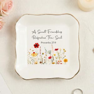 Bandeja para guardar joyas de mejor amigo, bandeja para guardar dulces recuerdos de la amistad, bandeja floral cristiana para anillos, regalo de Proverbios 27:9 para un amigo, bandeja de cerámica para recuerdos.