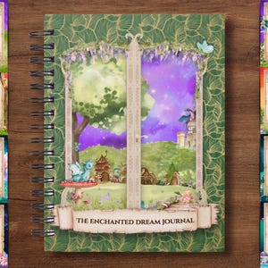 Puede incluir: Un diario de espiral titulado The Enchanted Dream Journal con una cubierta verde y un patrón de hojas doradas. El centro muestra una ventana arqueada con un paisaje de fantasía que incluye un dragón, pequeñas viviendas y un cielo nocturno.