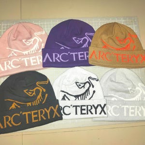 Gorro Arcteryx Bird Word SS25, color: rosa, lona de 24 quilates, gris, morado, bliss, gorro de poliéster reciclado, nuevo en oferta