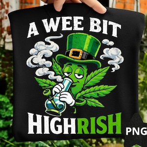 Può includere: T-shirt nera con un personaggio di foglia di cannabis dei cartoni animati con un cappello da folletto verde e che fuma un bong. Il testo "A WEE BIT HIGH-RISH" è stampato in bianco e verde.