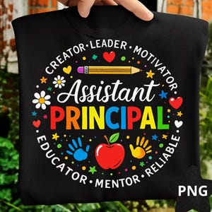 Può includere: Felpa nera con la scritta "Assistant Principal" in lettere colorate. Il design include una matita, una mela, impronte di mani, cuori e stelle, con le parole "Creator, Leader, Motivator, Educator, Mentor, Reliable" intorno.