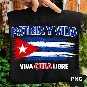 Puede incluir: Sudadera negra con diseño de la bandera cubana. El diseño incluye las palabras "PATRIA Y VIDA" en azul y "VIVA CUBA LIBRE" en rojo y blanco. La bandera presenta un triángulo rojo con una estrella blanca y rayas azules y blancas.
