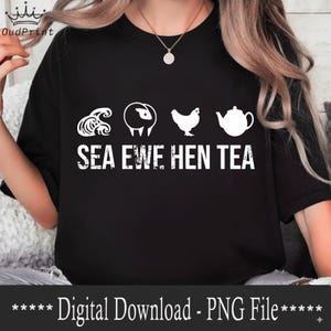 以下が含まれることがあります： 「SEA EWE HEN TEA」の文字と、波、羊、鶏、ティーポットの4つの白いグラフィックアイコンがプリントされた黒いTシャツ。「Digital Download - PNG File」の文字が下にあります。