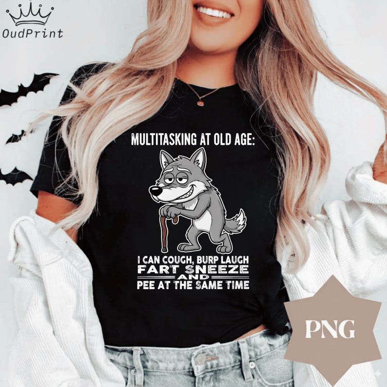 Pu&ograve; includere: T-shirt nero con la scritta "MULTITASKING AT OLD AGE: I CAN COUGH, BURP LAUGH FART SNEEZE AND PEE AT THE SAME TIME." Presenta un lupo dei cartoni animati con un bastone. La maglietta ha una grafica PNG.