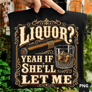 Puede incluir: Camiseta negra con un diseño decorativo con la palabra "LIQUOR?" encima de un cigarro y un vaso de whisky con hielo. El texto "YEAH IF SHE'LL LET ME" está debajo.