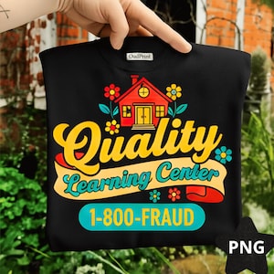 Könnte beinhalten: Schwarzes Sweatshirt mit dem gelben Schriftzug "Quality Learning Center", einer roten Hausgrafik und der Telefonnummer "1-800-FRAUD". Das Sweatshirt wird von einer Hand gehalten.