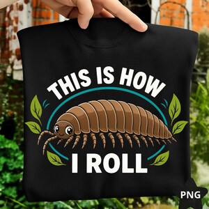 Puede incluir: Sudadera negra con un diseño de bicho bola de dibujos animados. El texto "THIS IS HOW I ROLL" es en blanco, con un bicho bola marrón en el centro, rodeado de hojas verdes. El texto está en un diseño circular.