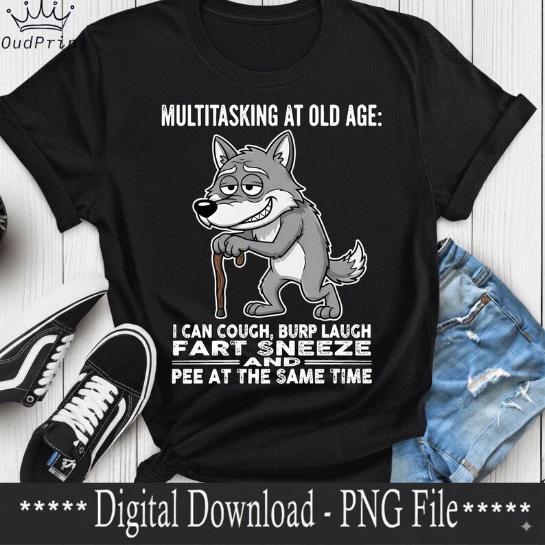 Pu&ograve; includere: T-shirt nera con la scritta "MULTITASKING AT OLD AGE: I CAN COUGH, BURP LAUGH FART SNEEZE AND PEE AT THE SAME TIME." Al centro &egrave; raffigurato un lupo dei cartoni animati con un bastone. Le parole "Digital Download - PNG File" sono in basso.