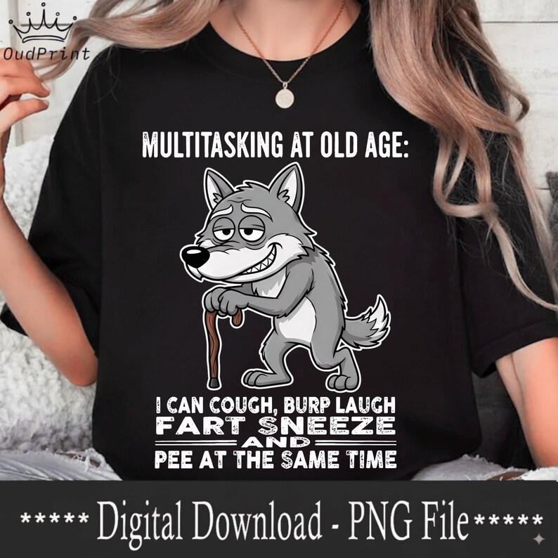 Pu&ograve; includere: Maglietta nera con un lupo dei cartoni animati con un bastone. Il testo recita: "MULTITASKING AT OLD AGE: I CAN COUGH, BURP LAUGH FART SNEEZE AND PEE AT THE SAME TIME." File PNG scaricabile.