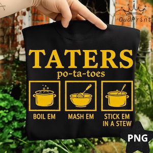 Puede incluir: Camiseta negra con la frase amarilla "TATERS po-ta-toes", junto con ilustraciones y textos: "BOIL EM", "MASH EM" y "STICK EM IN A STEW". La camiseta tiene cuello redondo.