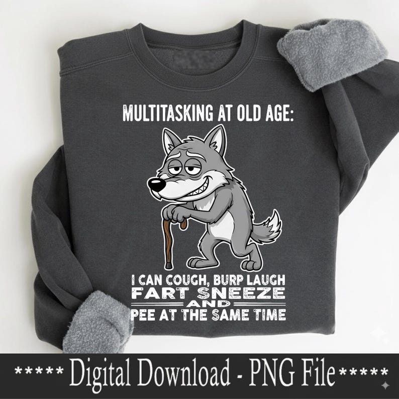 Pu&ograve; includere: Felpa grigio scuro con la scritta "MULTITASKING AT OLD AGE: I CAN COUGH, BURP LAUGH FART SNEEZE AND PEE AT THE SAME TIME." Un lupo dei cartoni animati con un bastone &egrave; al centro. Le parole "Digital Download - PNG File" sono in basso.