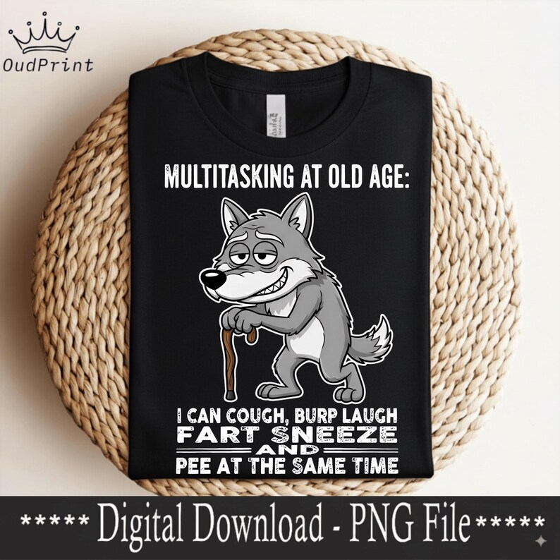 Pu&ograve; includere: Maglietta nera con la scritta "MULTITASKING AT OLD AGE: I CAN COUGH, BURP LAUGH FART SNEEZE AND PEE AT THE SAME TIME." Al centro c'&egrave; un lupo dei cartoni animati con un bastone. La maglietta &egrave; su una superficie tessuta.