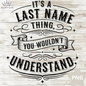 以下が含まれることがあります： 明るい木目調の背景に「IT'S A LAST NAME THING, YOU WOULDN'T UNDERSTAND」というテキストが書かれた白黒のグラフィックデザイン。 デザインには装飾的な装飾とバナーが含まれています。