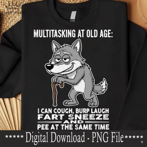 Pu&ograve; includere: Felpa nera con un lupo dei cartoni animati con un bastone e testo umoristico. Il testo recita: "MULTITASKING AT OLD AGE: I CAN COUGH, BURP LAUGH, FART, SNEEZE AND PEE AT THE SAME TIME." Download digitale.