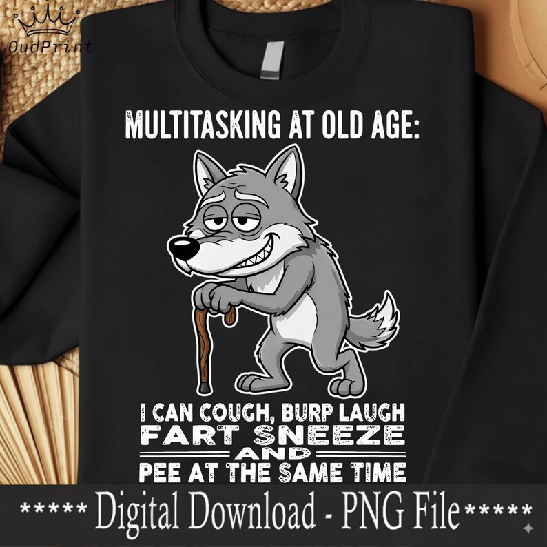 Pu&ograve; includere: Felpa nera con un lupo dei cartoni animati con un bastone e testo umoristico. Il testo recita: "MULTITASKING AT OLD AGE: I CAN COUGH, BURP LAUGH, FART, SNEEZE AND PEE AT THE SAME TIME." Download digitale.