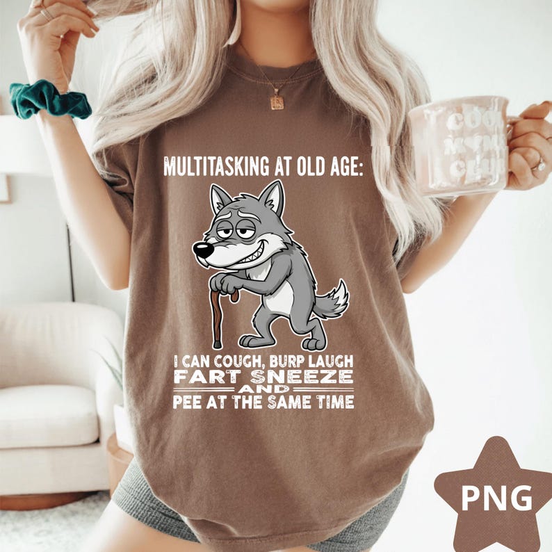 Pu&ograve; includere: T-shirt marrone con la scritta "MULTITASKING AT OLD AGE: I CAN COUGH, BURP LAUGH FART SNEEZE AND PEE AT THE SAME TIME." Presenta un lupo dei cartoni animati con un bastone. La maglietta &egrave; di vestibilit&agrave; ampia.