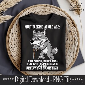 Pu&ograve; includere: Maglietta nera con un lupo dei cartoni animati con un bastone. Il testo recita: "MULTITASKING AT OLD AGE: I CAN COUGH, BURP LAUGH, FART, SNEEZE AND PEE AT THE SAME TIME." Le parole "Digital Download - PNG File" sono in basso.