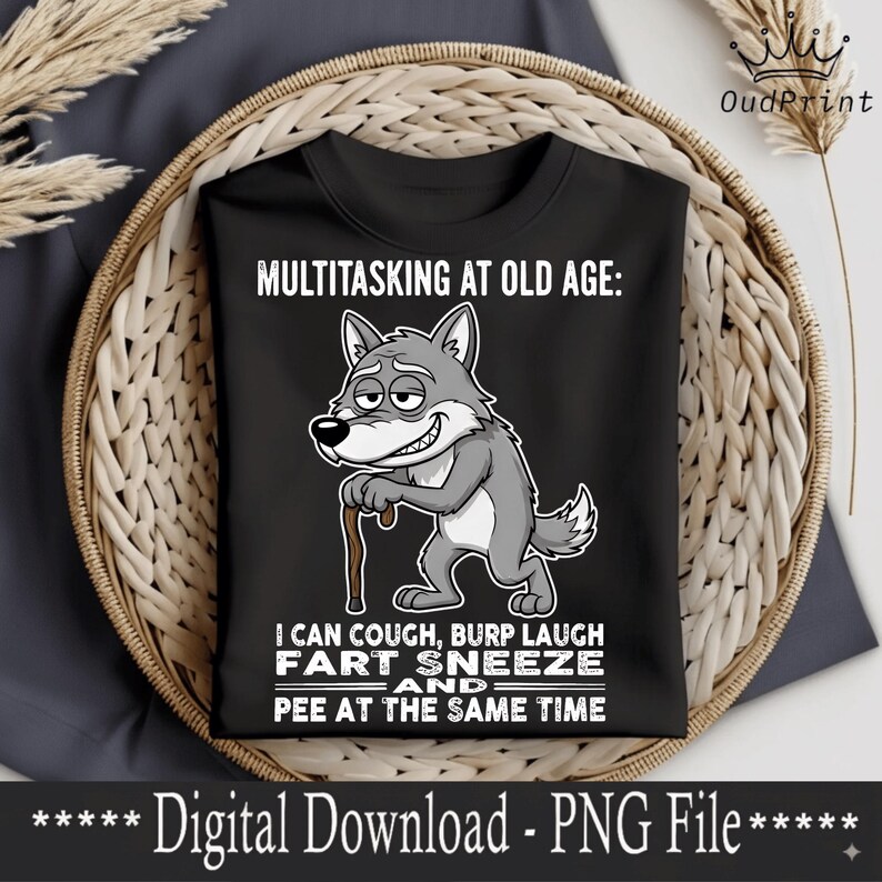 Pu&ograve; includere: Maglietta nera con un lupo dei cartoni animati con un bastone. Il testo recita: "MULTITASKING AT OLD AGE: I CAN COUGH, BURP LAUGH, FART, SNEEZE AND PEE AT THE SAME TIME." Le parole "Digital Download - PNG File" sono in basso.