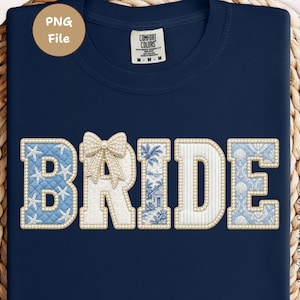 Puede incluir: Sudadera azul marino con la palabra "BRIDE" bordada en una fuente decorativa. Las letras están delineadas con perlas y presentan patrones azules y blancos, incluyendo estrellas de mar, un lazo y una escena tropical. Un logotipo de archivo PNG está en la esquina superior izquierda.
