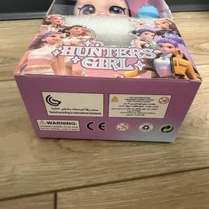 Muñeca Hunters Girl de pelo morado con ojos 5D y música - Muñeca guerrera con chaqueta de 25 cm (10 pulgadas) imagen 4