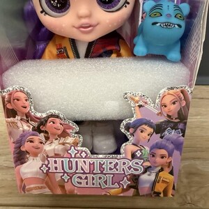 Muñeca Hunters Girl de pelo morado con ojos 5D y música - Muñeca guerrera con chaqueta de 25 cm (10 pulgadas) imagen 3