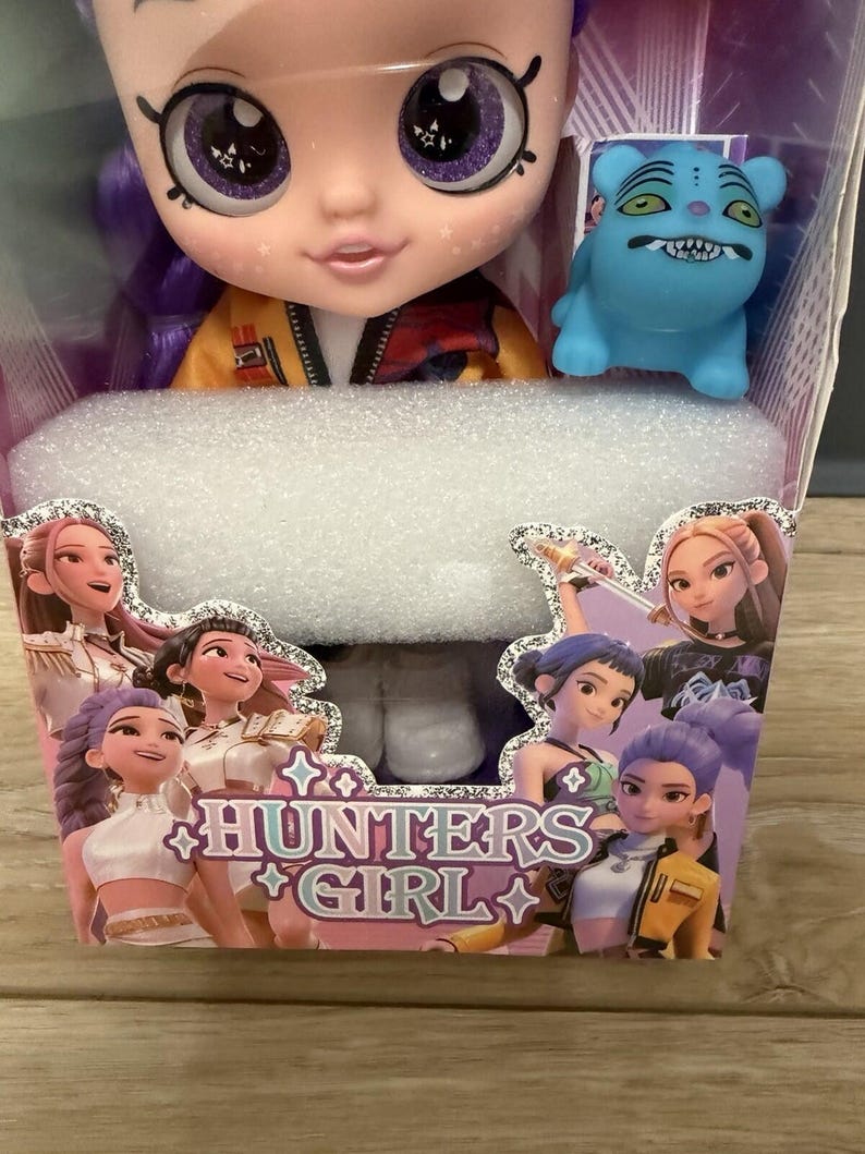 Muñeca Hunters Girl de pelo morado con ojos 5D y música - Muñeca guerrera con chaqueta de 25 cm (10 pulgadas) imagen 3