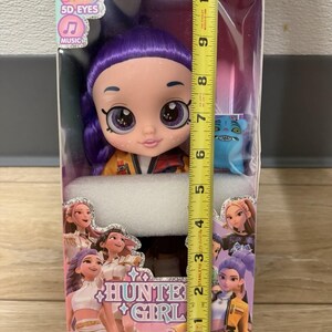 Muñeca Hunters Girl de pelo morado con ojos 5D y música - Muñeca guerrera con chaqueta de 25 cm (10 pulgadas) imagen 7