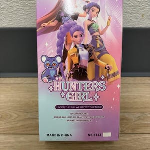 Muñeca Hunters Girl de pelo morado con ojos 5D y música - Muñeca guerrera con chaqueta de 25 cm (10 pulgadas) imagen 5