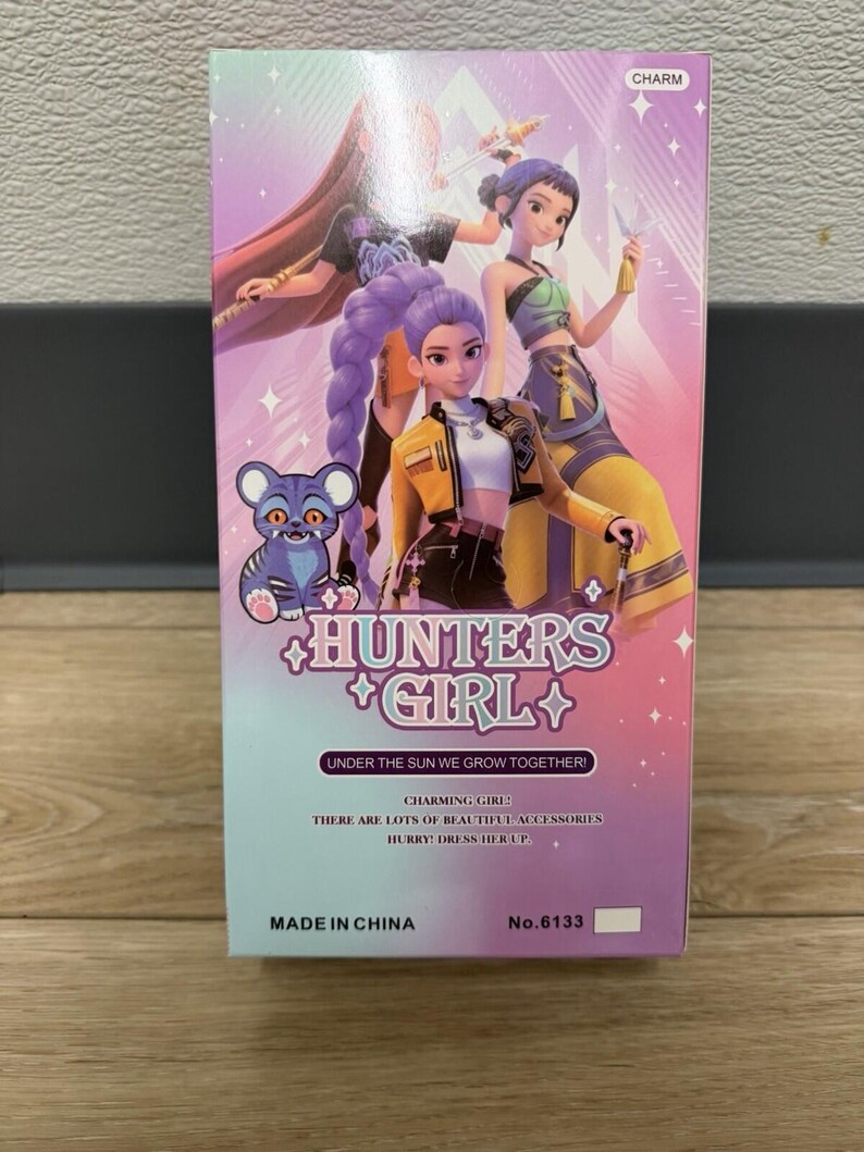 Muñeca Hunters Girl de pelo morado con ojos 5D y música - Muñeca guerrera con chaqueta de 25 cm (10 pulgadas) imagen 5