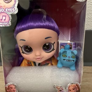 Muñeca Hunters Girl de pelo morado con ojos 5D y música - Muñeca guerrera con chaqueta de 25 cm (10 pulgadas) imagen 2