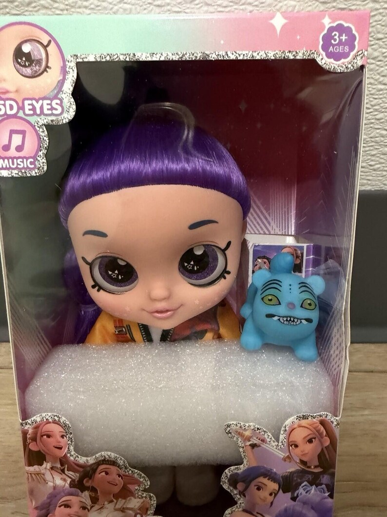 Muñeca Hunters Girl de pelo morado con ojos 5D y música - Muñeca guerrera con chaqueta de 25 cm (10 pulgadas) imagen 2