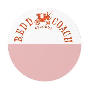 Puede incluir: Una pegatina redonda con un esquema de color blanco y rosa. La mitad superior es blanca con las palabras "REDD COACH" en naranja, arqueadas alrededor de una ilustración naranja de un carruaje tirado por caballos. La mitad inferior es rosa, con la palabra "RECORDS".