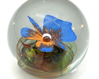 Pisapapeles de vidrio checo bohemio con flores azules y naranjas