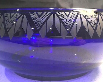 Cuenco de vidrio con decoración grabada en azul cobalto Art Déco