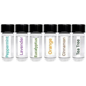 Könnte beinhalten: Sechs kleine Glasfläschchen mit schwarzen Deckeln, jeweils mit einem anderen ätherischen Öl beschriftet: Pfefferminze, Lavendel, Eukalyptus, Orange, Zimt und Teebaum. Die Etiketten sind in verschiedenen Farben auf weißem Hintergrund.