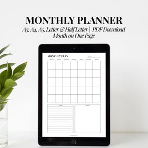 Puede incluir: Una tableta negra muestra una plantilla de planificador mensual con una cuadrícula para fechas, una sección de tareas y un área de notas. El texto "MONTHLY PLANNER" está en la parte superior, con "A3, A4, A5, Letter & Half Letter | PDF Download Month on One Page" debajo.