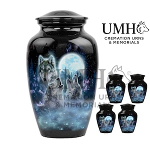 Puede incluir: Una urna funeraria negra con un diseño detallado de lobo y luna. La urna presenta un acabado brillante y una tapa segura. La imagen incluye urnas de recuerdo más pequeñas a juego, todas con la misma obra de arte de lobo y luna.