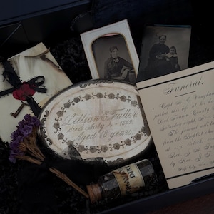 Antik MEMENTO MORI Reliklåda Kuriosa Presentset - ferrotypier, kistplakett, begravningsephemera, viktoriansk sorgelåda