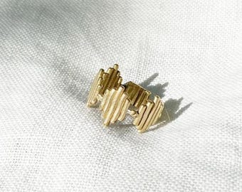 Anillo texturizado de latón chapado en oro / Joyería llamativa hecha a mano