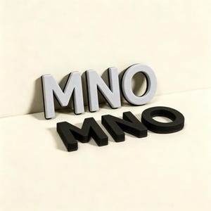 Può includere: Una composizione di natura morta con le lettere "MNO" in due diverse combinazioni di colori. La fila superiore mostra le lettere in grigio chiaro con bordi neri, mentre la fila inferiore presenta le stesse lettere in nero. Sfondo neutro.
