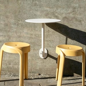 Puede incluir: Un letrero de madera rústica con el texto "Welcome to our home" en letras blancas. El letrero presenta un acabado envejecido y un diseño simple y acogedor, ideal para la decoración de la entrada.