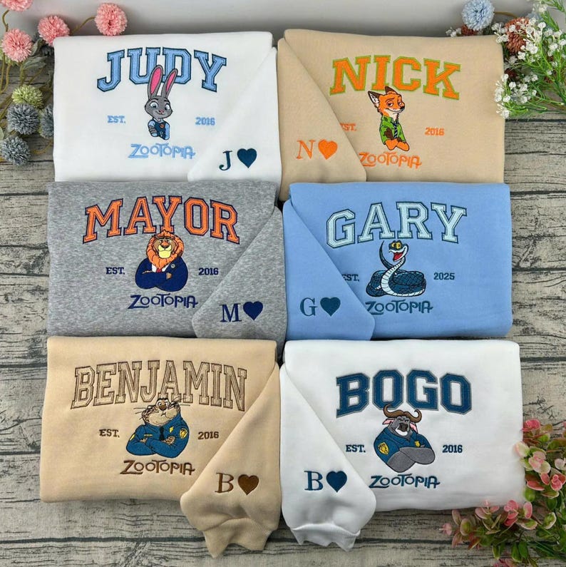 Puede incluir: Seis sudaderas con tem&aacute;tica de Zootopia en varios colores, cada una con el nombre de un personaje y una ilustraci&oacute;n. Las sudaderas incluyen dise&ntilde;os de Judy, Nick, Mayor, Gary, Benjamin y Bogo, con el logotipo de Zootopia y el a&ntilde;o 2016 o 2025.